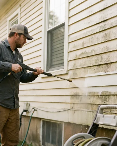 Pressure washing without wrecking your siding