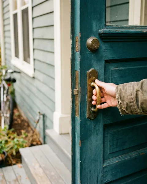 Choosing a front door color and handle